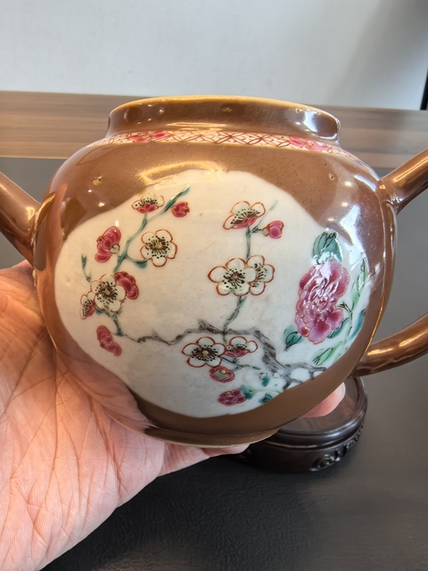 古玩陶瓷雍正紫金釉開窗細路粉彩花卉紋壺真品鑒賞圖