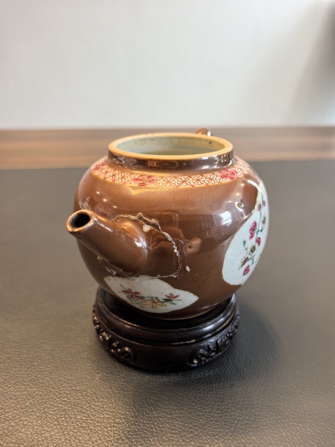 古玩陶瓷雍正紫金釉開窗細路粉彩花卉紋壺真品鑒賞圖