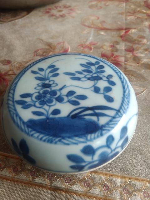 古玩陶瓷花卉紋青花蓋盒真品鑒賞圖
