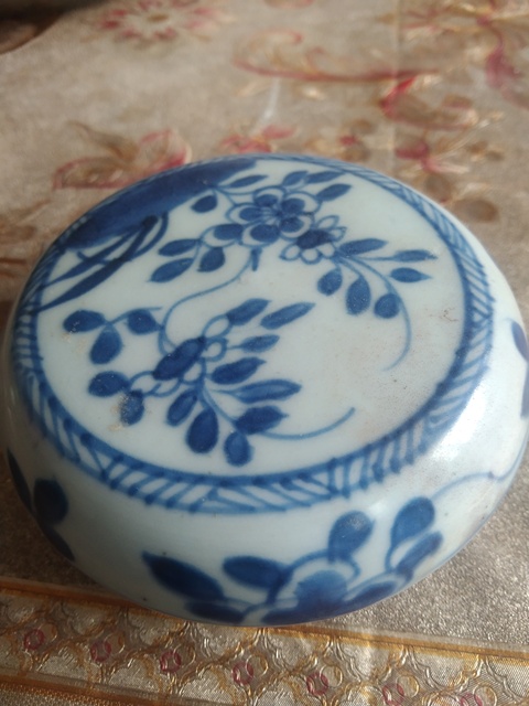 古玩陶瓷花卉紋青花蓋盒真品鑒賞圖