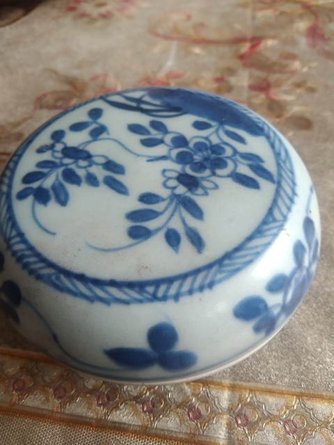 古玩陶瓷花卉紋青花蓋盒真品鑒賞圖