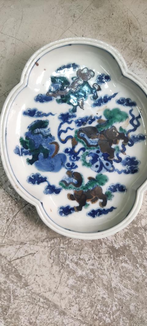 古玩陶瓷飄帶繡球獅子紋海棠盤真品鑒賞圖