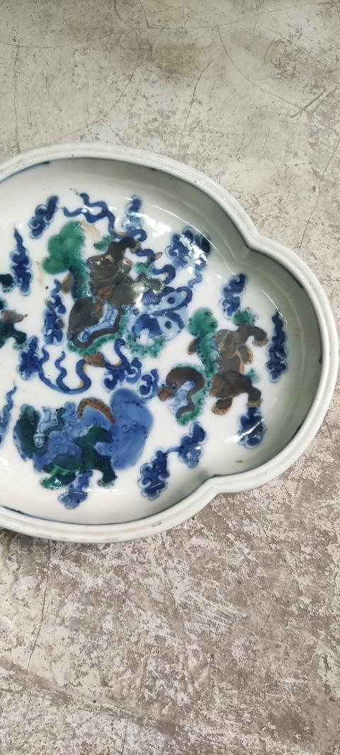 古玩陶瓷飄帶繡球獅子紋海棠盤真品鑒賞圖