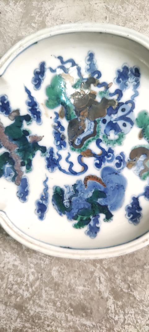 古玩陶瓷飄帶繡球獅子紋海棠盤真品鑒賞圖