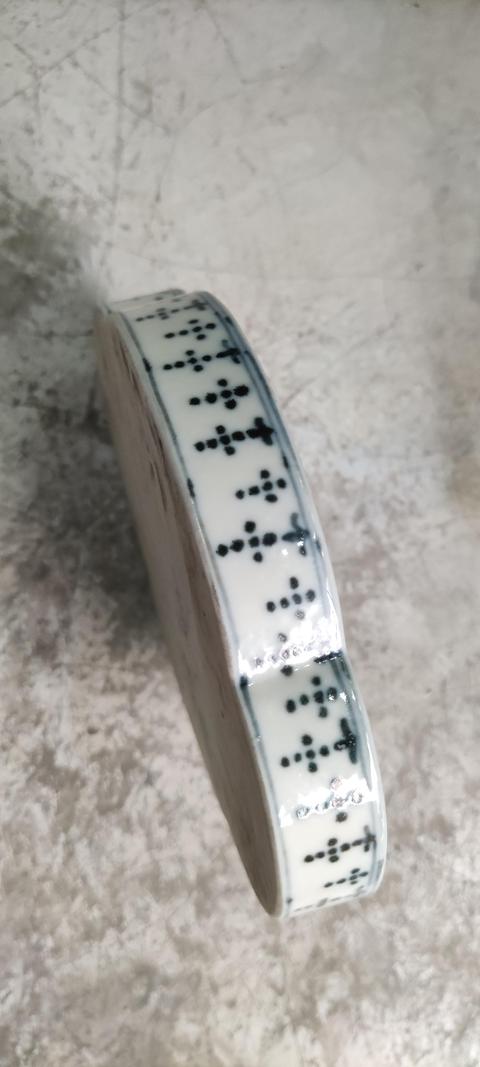 古玩陶瓷飄帶繡球獅子紋海棠盤真品鑒賞圖