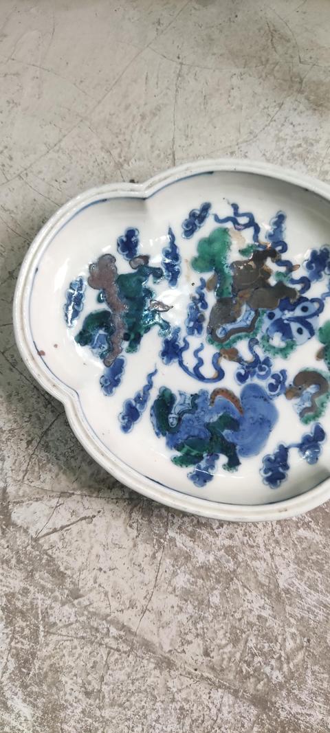 古玩陶瓷飄帶繡球獅子紋海棠盤真品鑒賞圖