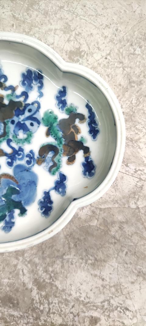 古玩陶瓷飄帶繡球獅子紋海棠盤真品鑒賞圖