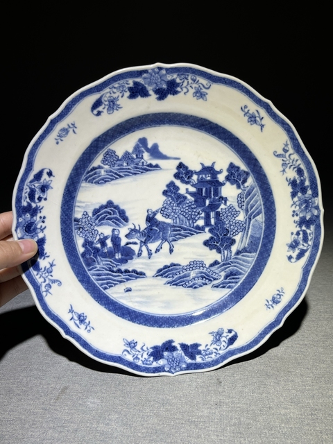 古玩陶瓷青花山水人物紋花口盤真品鑒賞圖