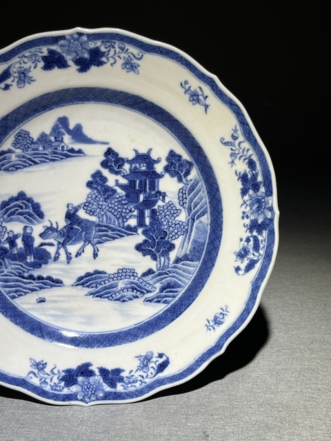 古玩陶瓷青花山水人物紋花口盤真品鑒賞圖