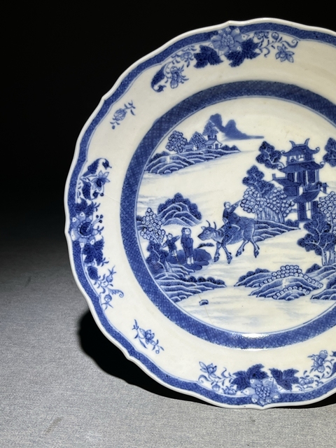 古玩陶瓷青花山水人物紋花口盤真品鑒賞圖