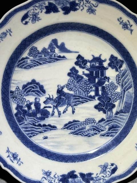 古玩陶瓷青花山水人物紋花口盤真品鑒賞圖