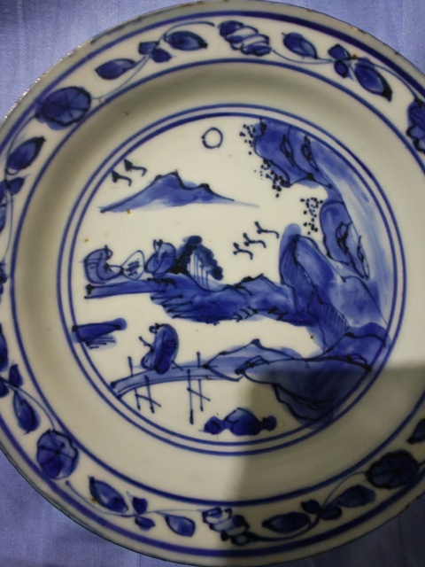 古玩陶瓷人物山水青花盤真品鑒賞圖