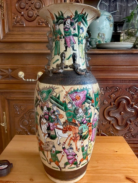 古玩陶瓷粉彩刀馬人物哥釉鐵骨泥大瓶真品鑒賞圖