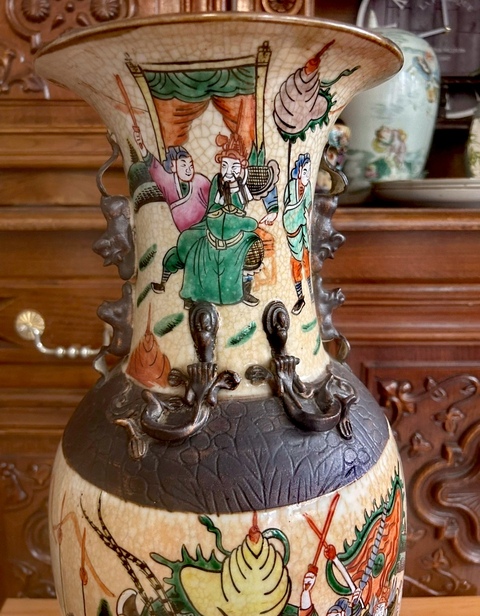 古玩陶瓷粉彩刀馬人物哥釉鐵骨泥大瓶真品鑒賞圖
