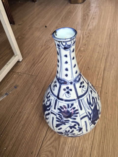 古玩陶瓷青花花卉紋膽瓶真品鑒賞圖