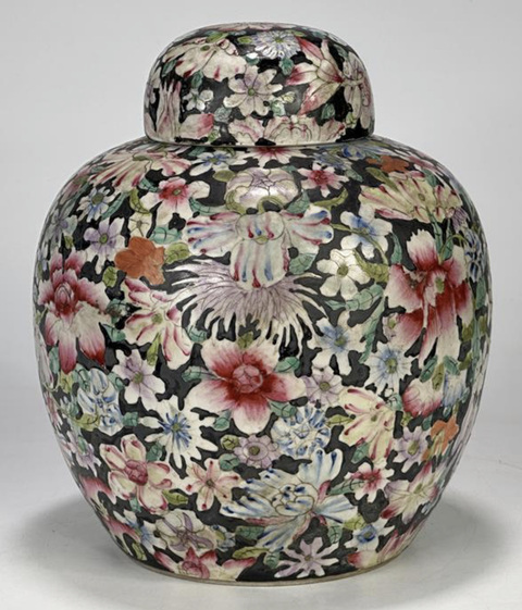 古玩陶瓷墨地粉彩花卉紋蓋罐真品鑒賞圖