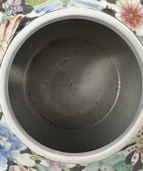 古玩陶瓷墨地粉彩花卉紋蓋罐真品鑒賞圖