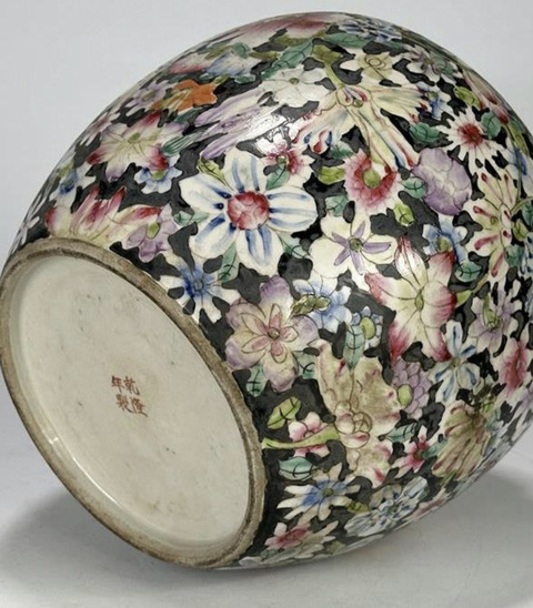 古玩陶瓷墨地粉彩花卉紋蓋罐真品鑒賞圖