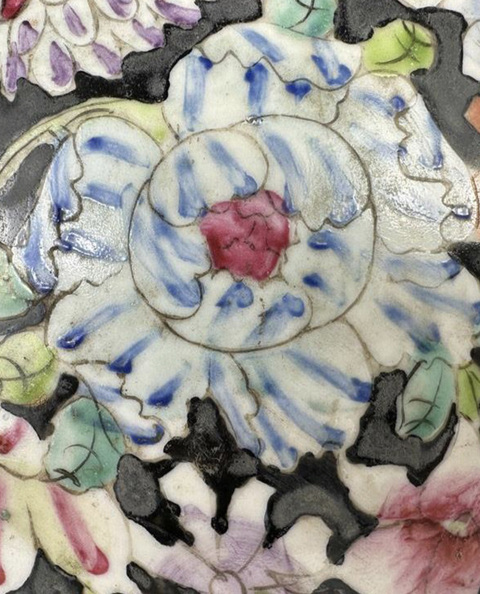 古玩陶瓷墨地粉彩花卉紋蓋罐真品鑒賞圖
