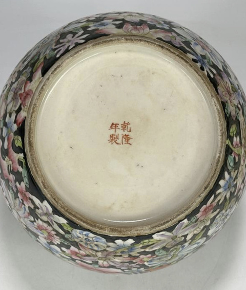 古玩陶瓷墨地粉彩花卉紋蓋罐真品鑒賞圖