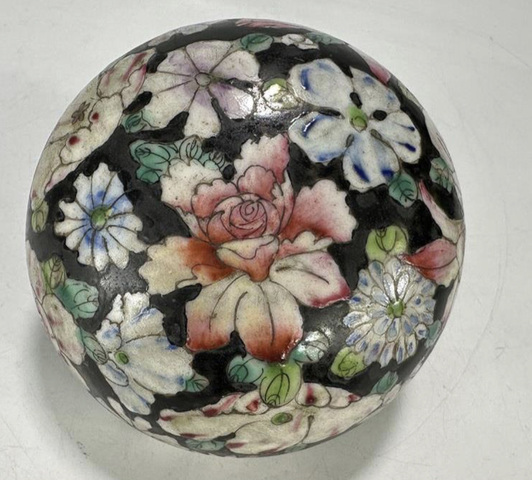 古玩陶瓷墨地粉彩花卉紋蓋罐真品鑒賞圖