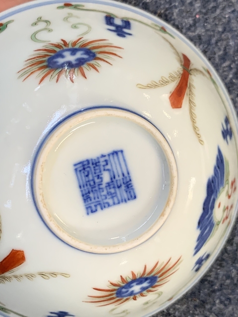 古玩陶瓷民國時期青花五彩忍冬紋碗真品鑒賞圖