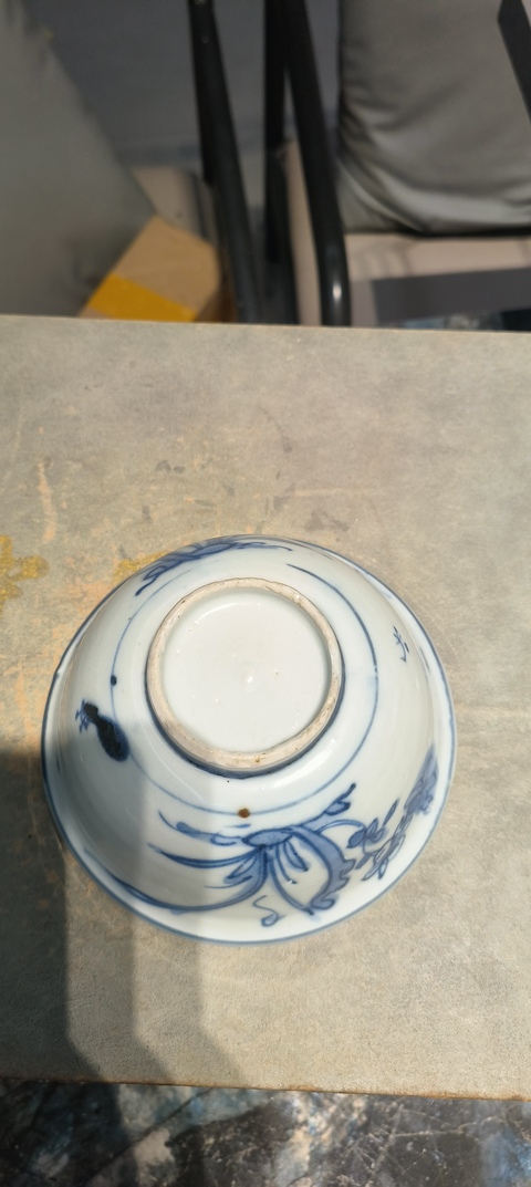 古玩陶瓷晚明青花洞石花卉紋碗真品鑒賞圖