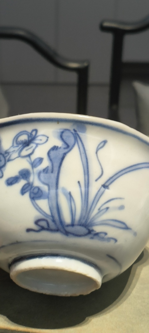 古玩陶瓷晚明青花洞石花卉紋碗真品鑒賞圖