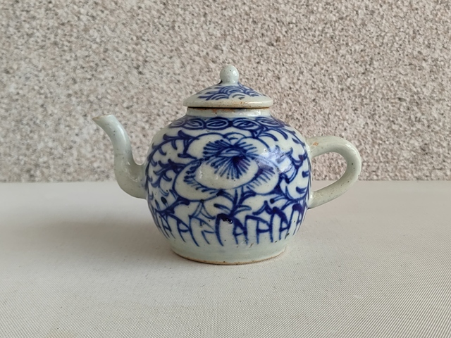 古玩陶瓷花卉紋青花執(zhí)壺拍賣，當前價格1100元