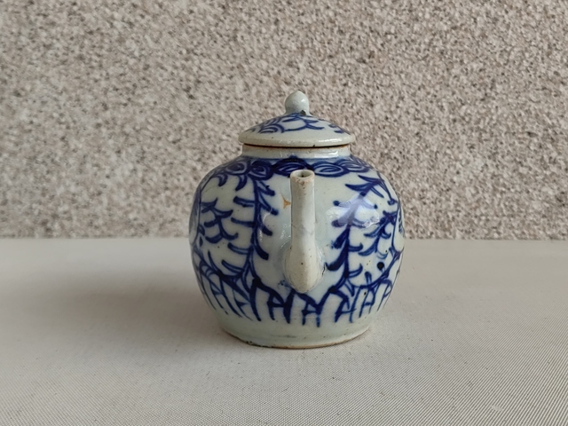 古玩陶瓷花卉紋青花執(zhí)壺拍賣，當前價格1100元