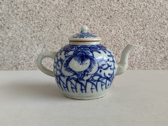 古玩陶瓷花卉紋青花執(zhí)壺拍賣，當前價格1100元