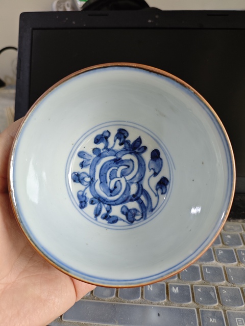 古玩陶瓷青花纏枝花卉紋茶碗真品鑒賞圖