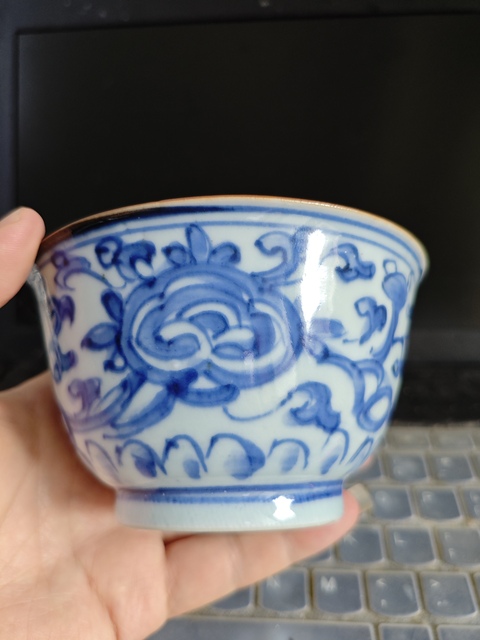 古玩陶瓷青花纏枝花卉紋茶碗真品鑒賞圖