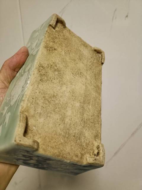 古玩陶瓷豆青釉堆白花卉紋四方四足水仙盆真品鑒賞圖
