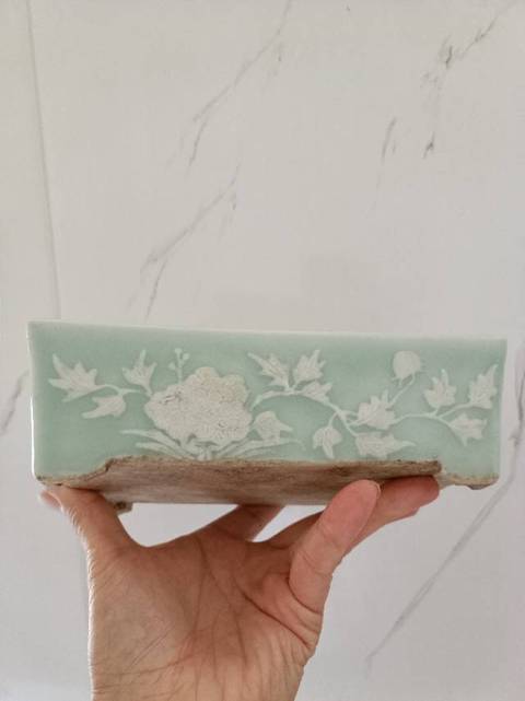 古玩陶瓷豆青釉堆白花卉紋四方四足水仙盆真品鑒賞圖