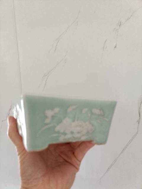 古玩陶瓷豆青釉堆白花卉紋四方四足水仙盆真品鑒賞圖