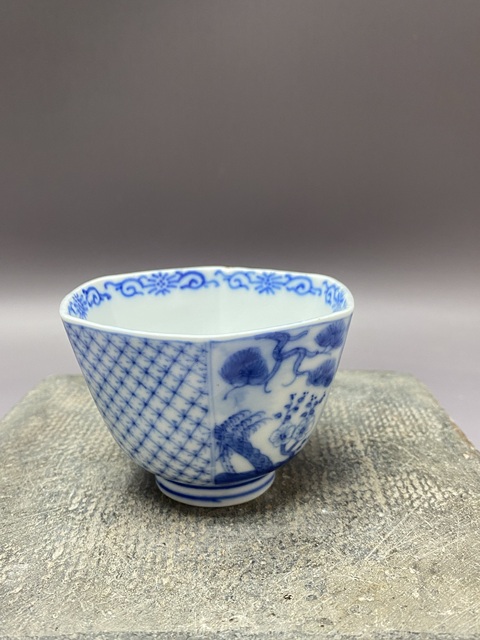 古玩陶瓷人物山水詩紋六方青花杯真品鑒賞圖