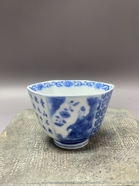 古玩陶瓷人物山水詩紋六方青花杯真品鑒賞圖