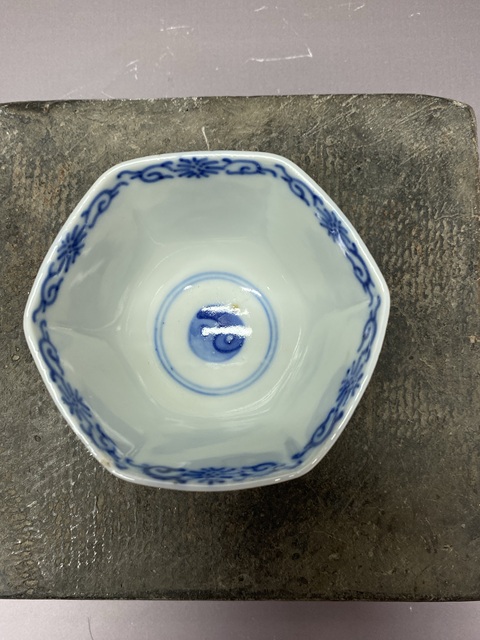 古玩陶瓷人物山水詩紋六方青花杯真品鑒賞圖