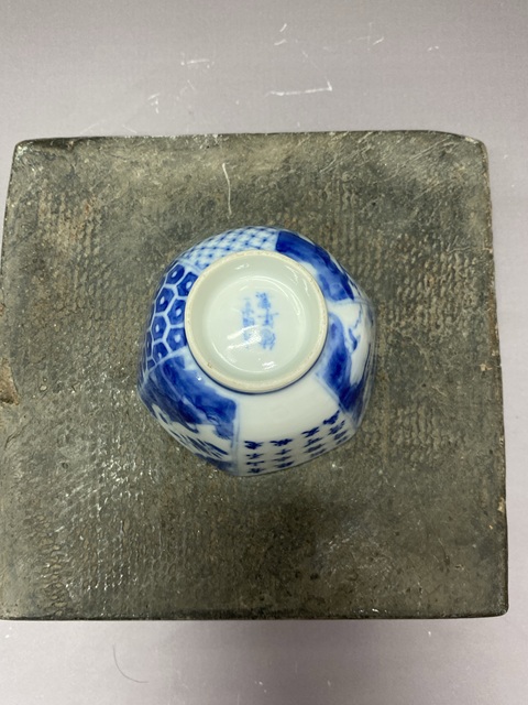 古玩陶瓷人物山水詩紋六方青花杯真品鑒賞圖