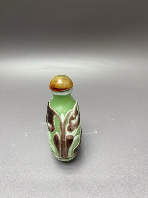 古玩陶瓷民晚解放初·蓮池游禽紋套料鼻煙壺拍賣,當前價格690元