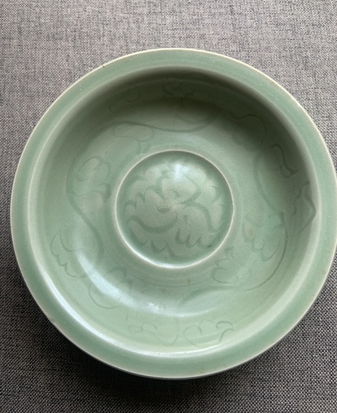 古玩陶瓷元代龍泉窯刻花盤真品鑒賞圖