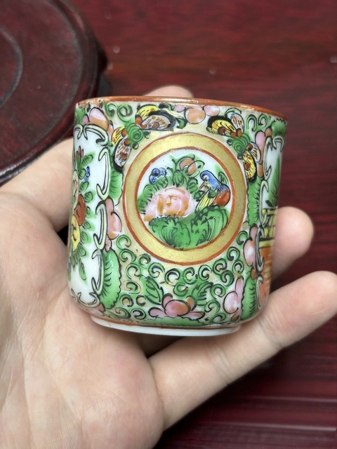古玩陶瓷人物花鳥蝶紋廣彩杯盤真品鑒賞圖