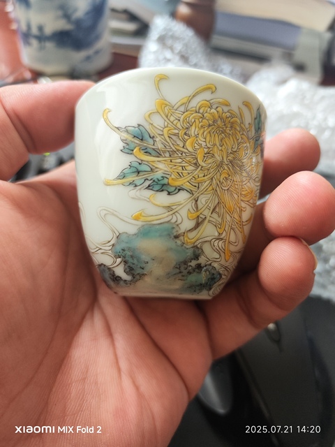 古玩陶瓷粉彩洞石菊花紋仰鐘杯真品鑒賞圖