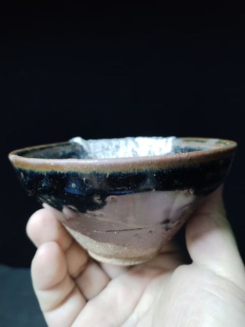 古玩陶瓷南宋建窯烏金釉藍(lán)斑建盞主人杯品相如圖口沿環(huán)保錫修復(fù)荷葉造型拍賣,當(dāng)前價(jià)格2000元