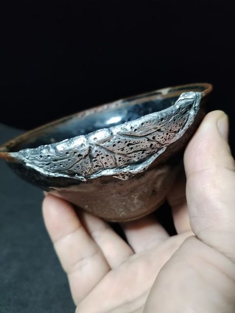 古玩陶瓷南宋建窯烏金釉藍(lán)斑建盞主人杯品相如圖口沿環(huán)保錫修復(fù)荷葉造型拍賣,當(dāng)前價(jià)格2000元