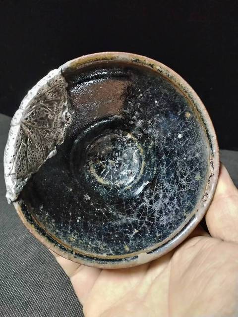 古玩陶瓷南宋建窯烏金釉藍(lán)斑建盞主人杯品相如圖口沿環(huán)保錫修復(fù)荷葉造型拍賣,當(dāng)前價(jià)格2000元