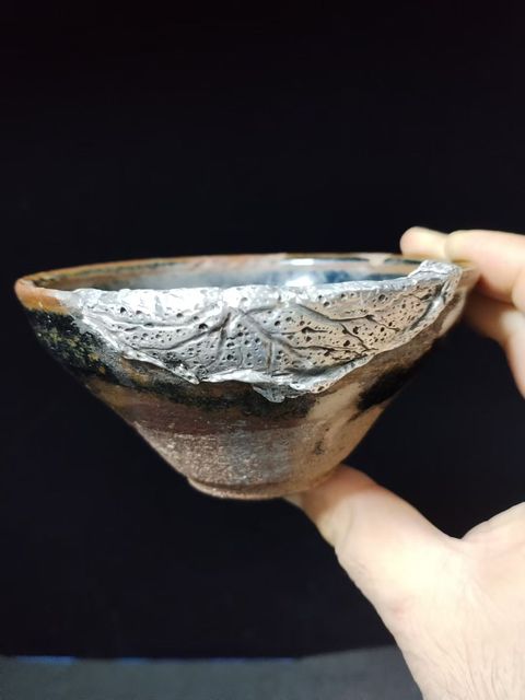 古玩陶瓷南宋建窯烏金釉藍(lán)斑建盞主人杯品相如圖口沿環(huán)保錫修復(fù)荷葉造型拍賣,當(dāng)前價(jià)格2000元