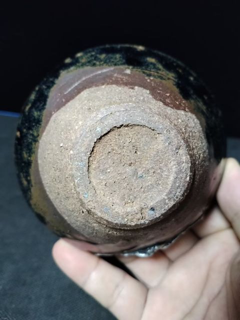 古玩陶瓷南宋建窯烏金釉藍(lán)斑建盞主人杯品相如圖口沿環(huán)保錫修復(fù)荷葉造型拍賣,當(dāng)前價(jià)格2000元