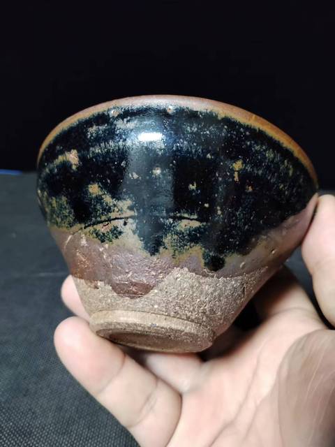 古玩陶瓷南宋建窯烏金釉藍(lán)斑建盞主人杯品相如圖口沿環(huán)保錫修復(fù)荷葉造型拍賣,當(dāng)前價(jià)格2000元